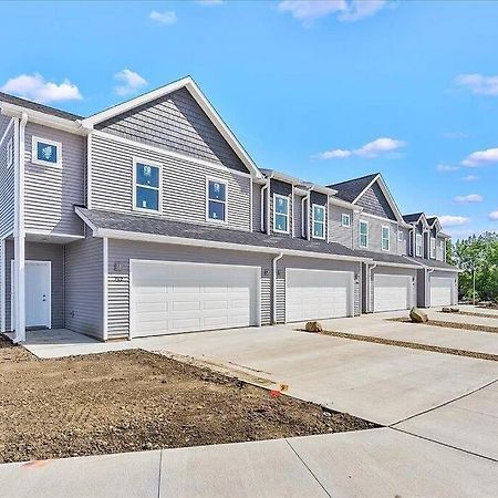 Central Cedar Falls New Construction Townhome! المظهر الخارجي الصورة